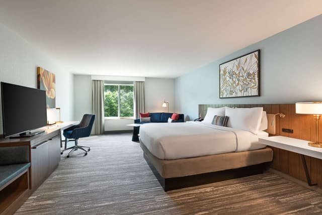 1 KING BED CORNER
