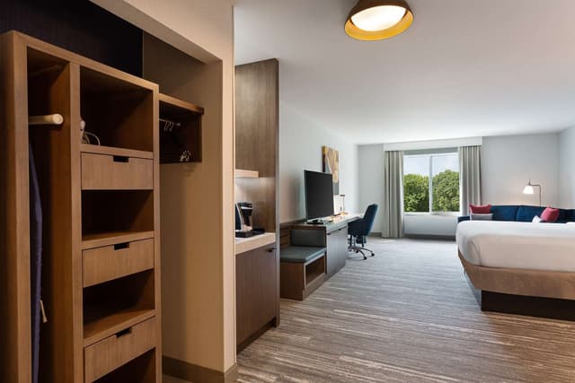 1 KING BED CORNER