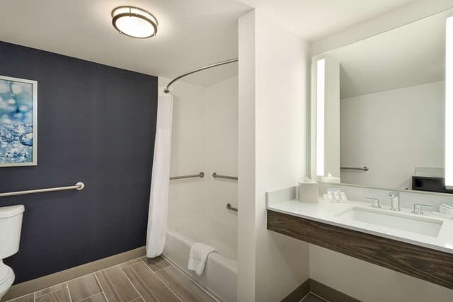 2 QUEEN MOBILITY/HEARING ACCESSIBLE W/BATHTUB