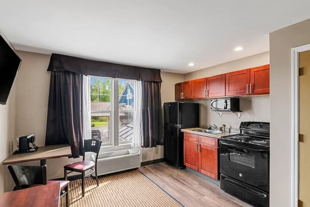 Suite, 1 Queen Bed, Non Smoking (Efficiency)