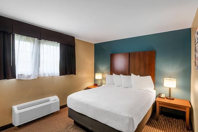 Suite, 1 Queen Bed, Non Smoking (Efficiency)