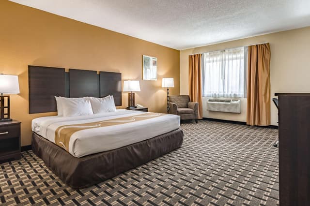 1 King Bed, Nonsmoking, Accessible