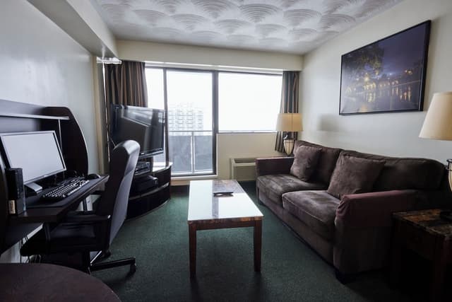 Economy Suite, 1 Queen Bed