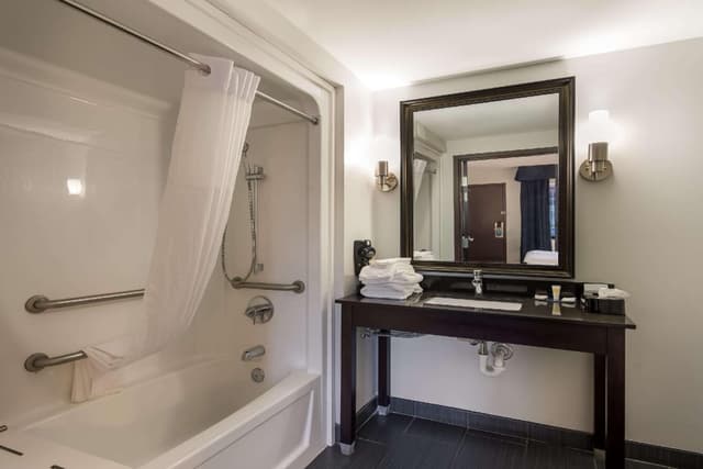 1 Queen Bed Non-smoking Accessible