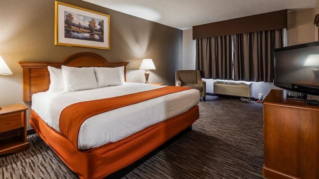 Standard Room, 1 King Bed, Accessible, Refrigerator & Microwave