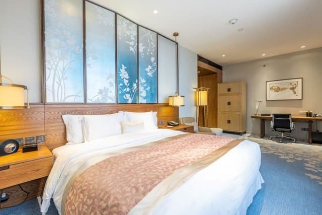 1 King Bed Premium