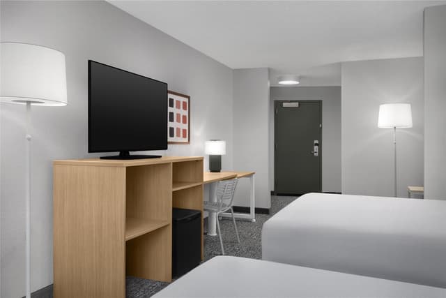 2 QUEEN BEDS W/SOFABED MOB ACC WITH BATHTUB