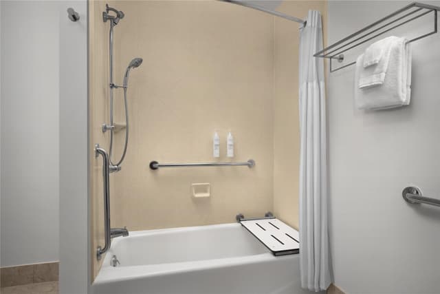 2 QUEEN W/SOFABED MOB/HEARING ACCESS BATHTUB