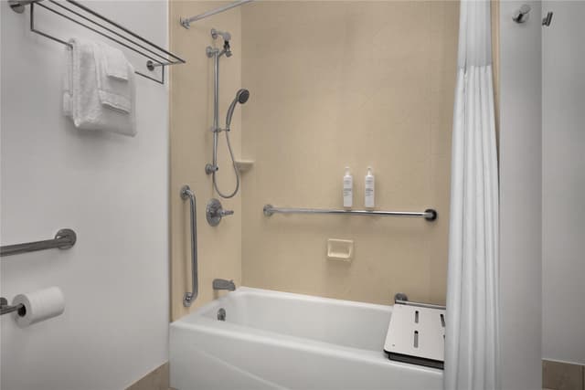 2 QUEEN W/SOFABED MOB/HEARING ACCESS BATHTUB
