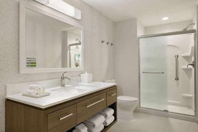 1 QUEEN BED PREMIUM STUDIO SUITE NONSMOKING