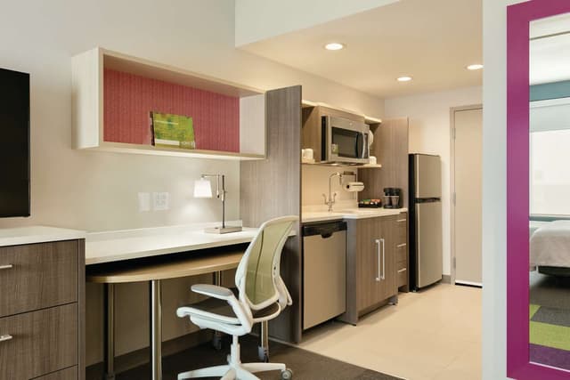 1 QUEEN BED PREMIUM STUDIO SUITE NONSMOKING