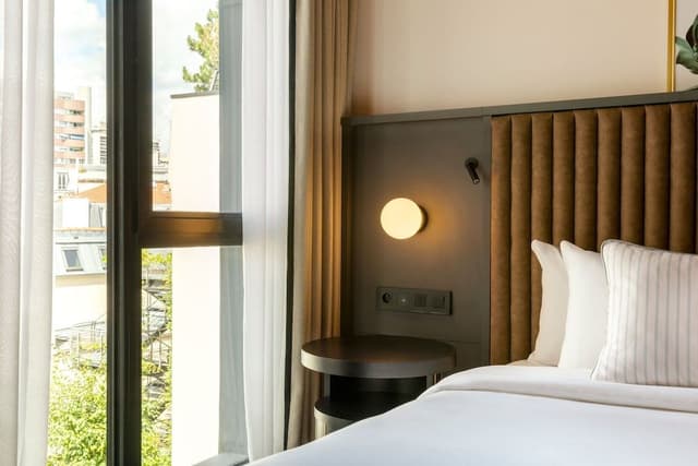 Deluxe Room, 1 King Bed, Courtyard View