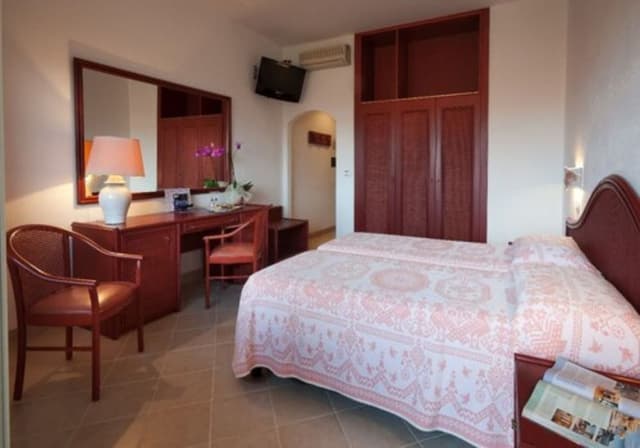 Classic Triple Room, City View