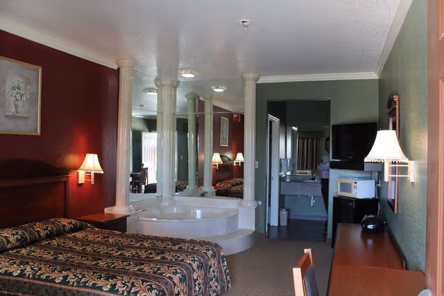 Standard Room, 1 Queen Bed, Jetted Tub