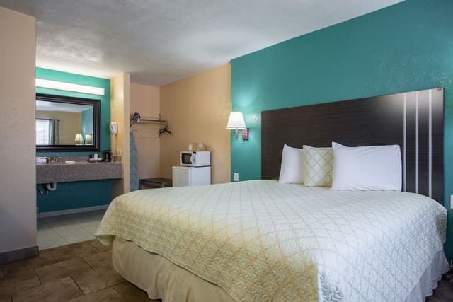 Standard Room, 1 King Bed
