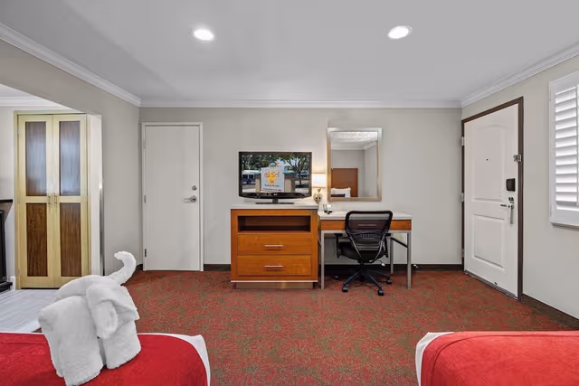 Deluxe Room, 2 Queen Beds (Deluxe Room with 2 Queen Beds)