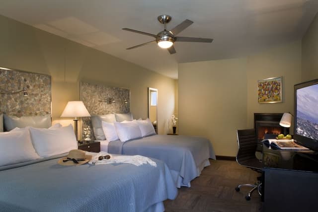 Deluxe Room, 2 Queen Beds, Fireplace