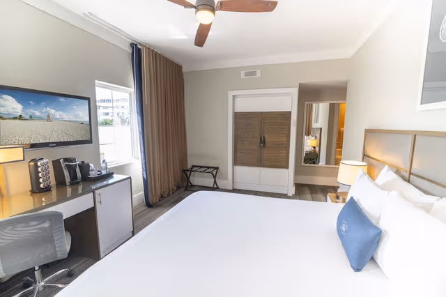 Deluxe Room, 1 King Bed, City View
