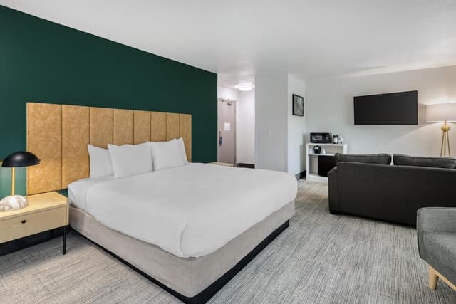 Suite, 1 King Bed, Balcony, Courtyard View