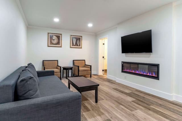 Suite, 1 King Bed, Non Smoking, Refrigerator (Living Room)