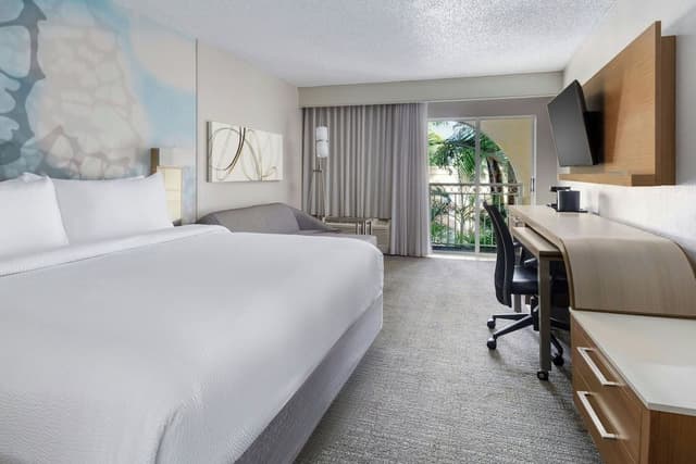 Deluxe Room, 1 King Bed, Balcony, Courtyard View