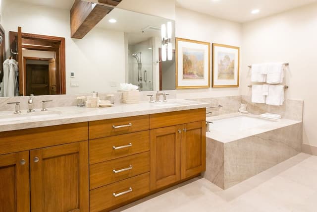 Luxury Townhome, 4 Bedrooms (MULTI-LEVEL)