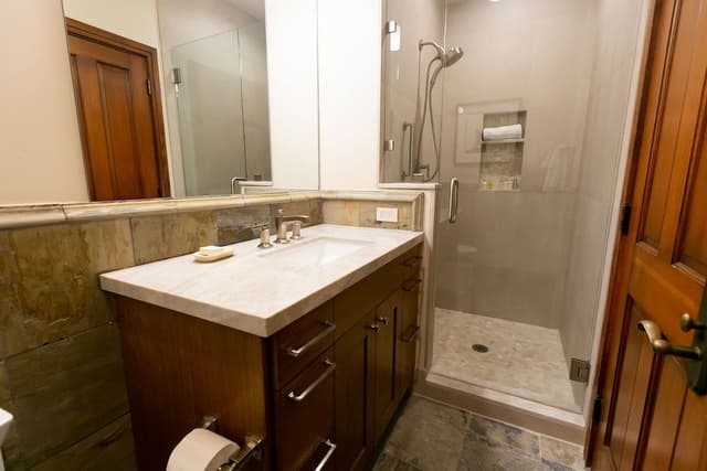 Luxury Townhome, 4 Bedrooms (MULTI-LEVEL)