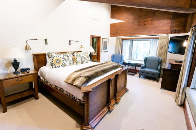 Luxury Townhome, 4 Bedrooms (MULTI-LEVEL)