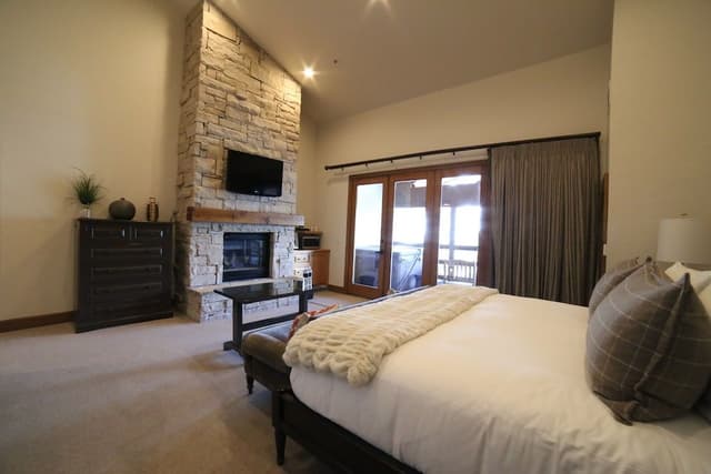 Luxury Loft, 4 Bedrooms, Hot Tub (PREMIUM)