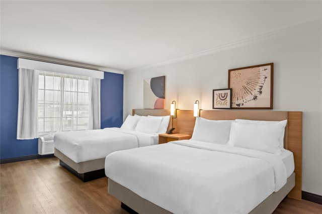 2 QUEEN BEDS