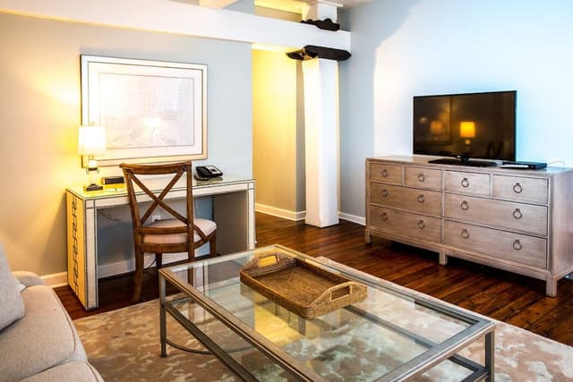 Suite, 1 Queen Bed (Street View) - Stair Access Only