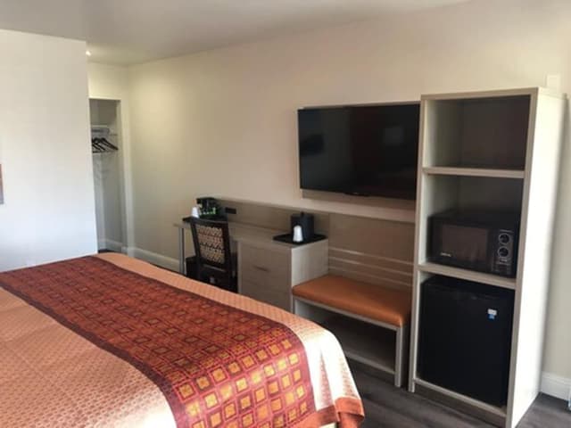 Standard Room, 1 King Bed