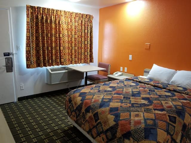 Single Room, 1 Queen Bed