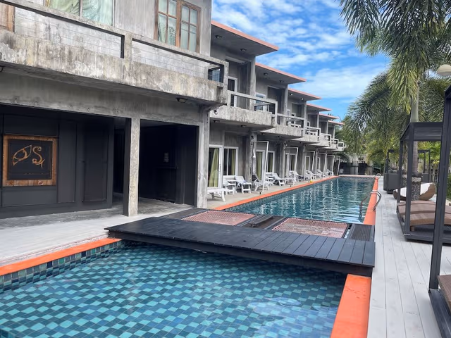 Deluxe Room, Pool Access