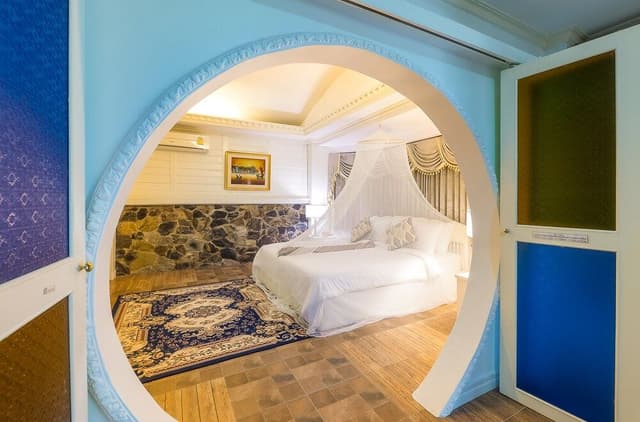 Honeymoon Suite