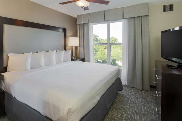 1 KING BED 1 BEDROOM SUITE NONSMOKING