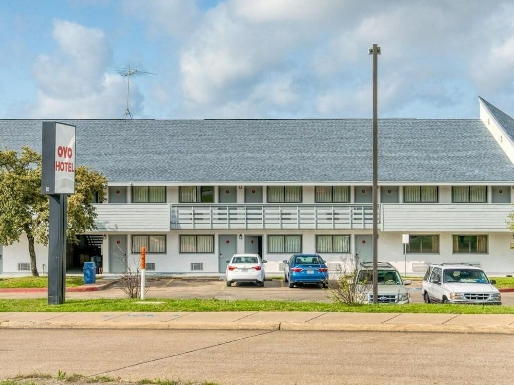 Knights Inn Market Center1