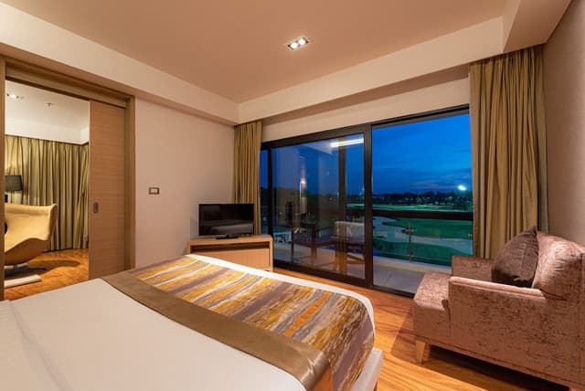 Grand Deluxe Suite - Free Suvarnabhumi Airport Transfer