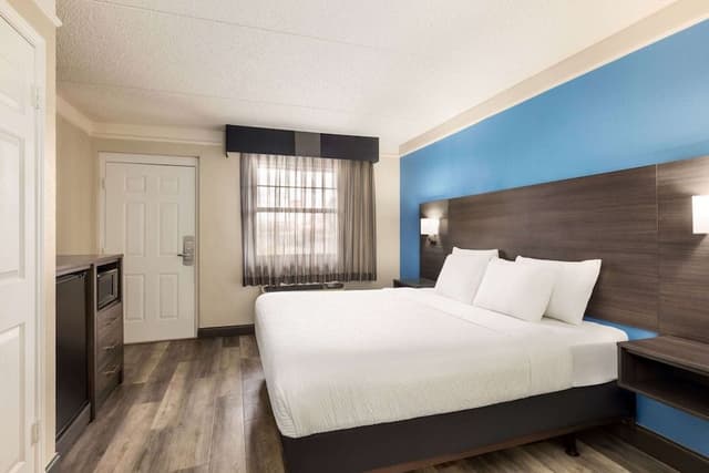 Room, 1 King Bed, Accessible, Non Smoking (Mobility/Hearing, Tub w/ Grab Bars)