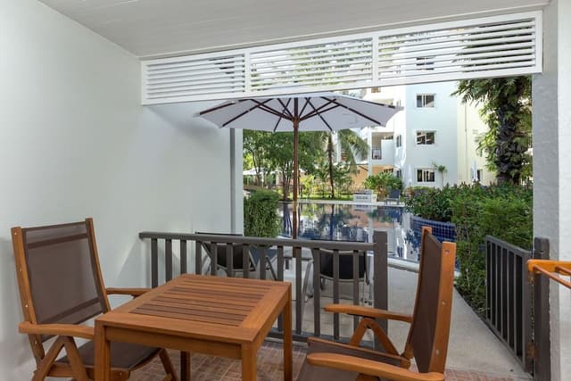 Royal Studio, Pool Access