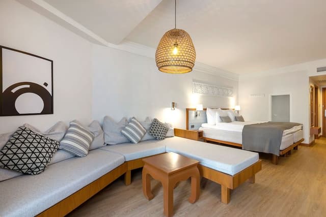 Royal Studio, Pool Access