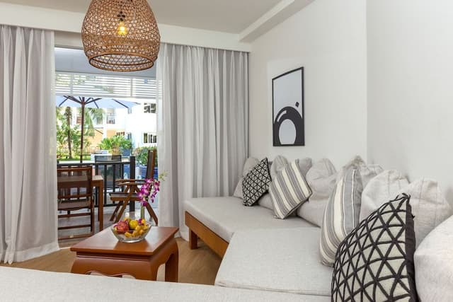 Royal Studio, Pool Access