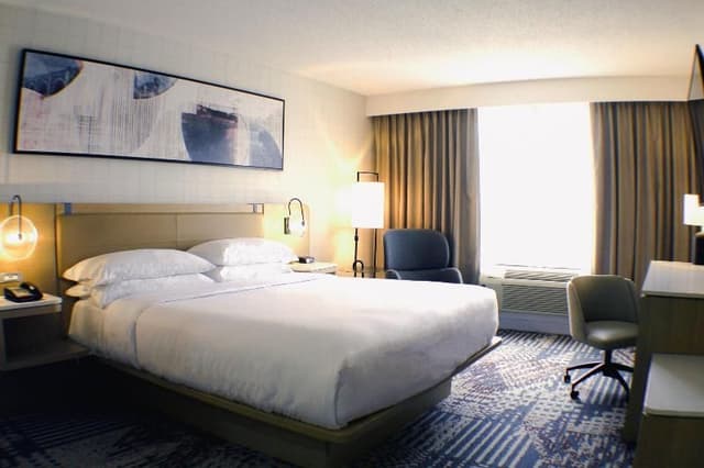 Deluxe Room, 1 King Bed, Corner