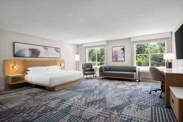 Deluxe Room, 1 King Bed, Corner
