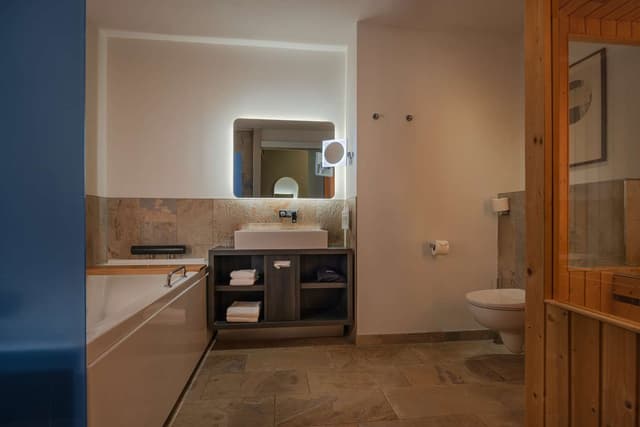 KING JUNIOR SPA SUITE WITH HARBOUR VIEW