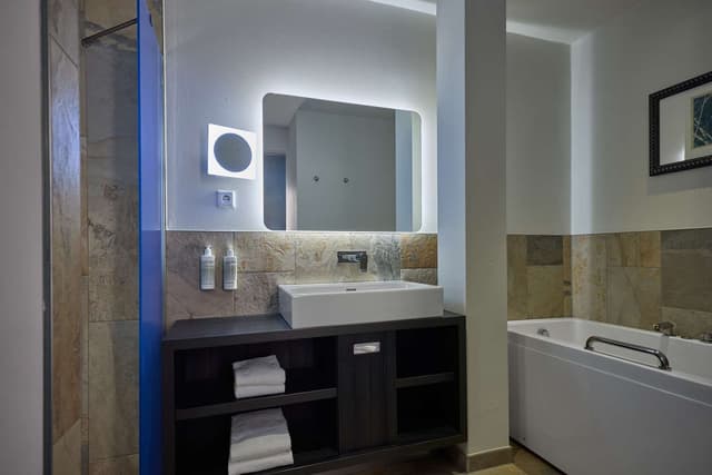 KING JUNIOR SUITE