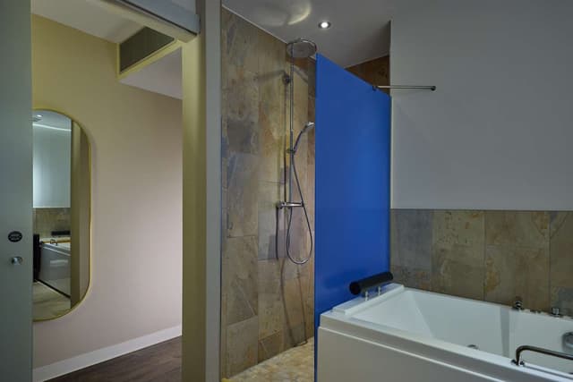 KING JUNIOR SUITE