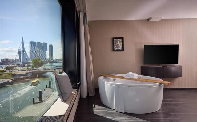 KING JUNIOR SPA SUITE WITH HARBOUR VIEW