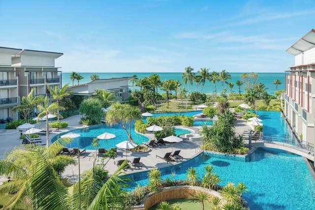 Room, 2 Twin Beds, Pool View
