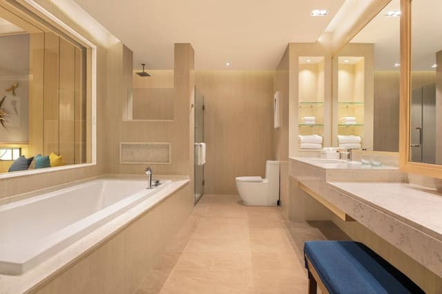 Larger Guest Room, Pool View, 1 King Bed